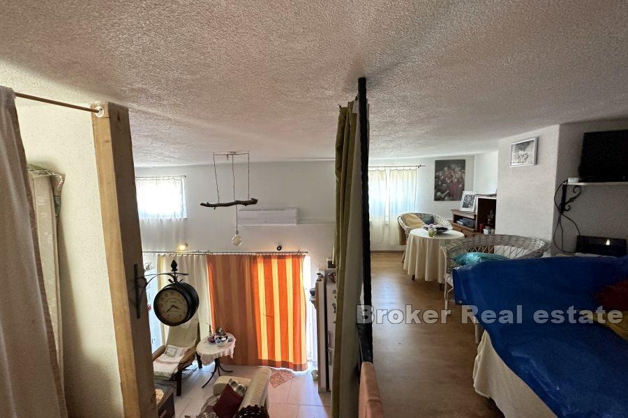 Rogoznica - Dům se dvěma pomocnými budovami nedaleko od moře