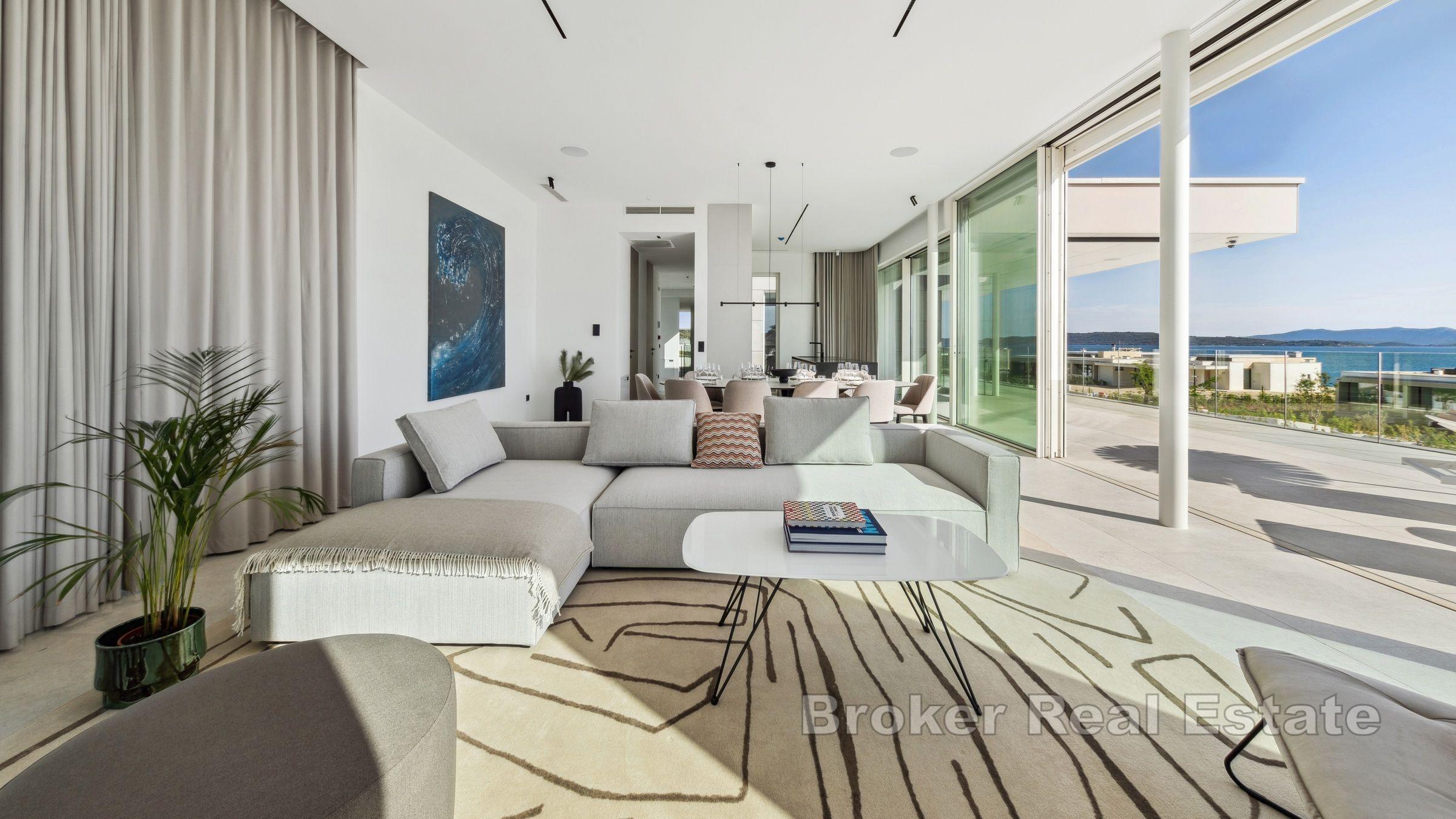 Moderne Villa in einem Resort mit Infinity-Pool in Meeresnähe