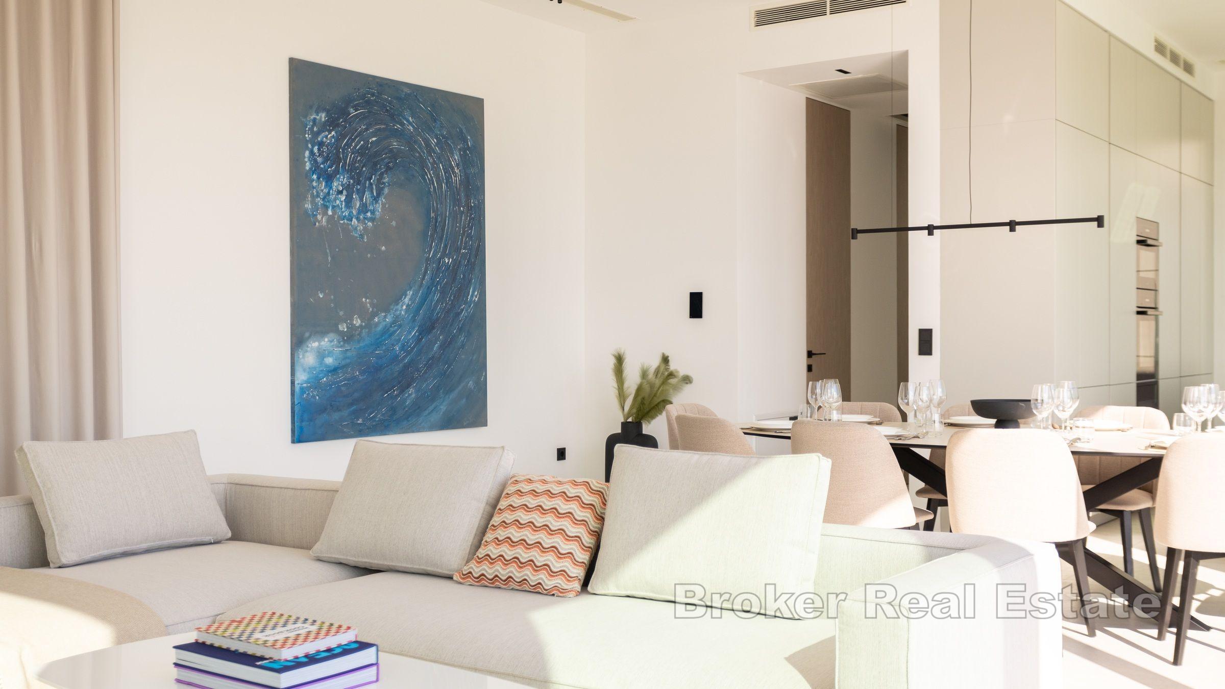 Moderne Villa in einem Resort mit Infinity-Pool in Meeresnähe