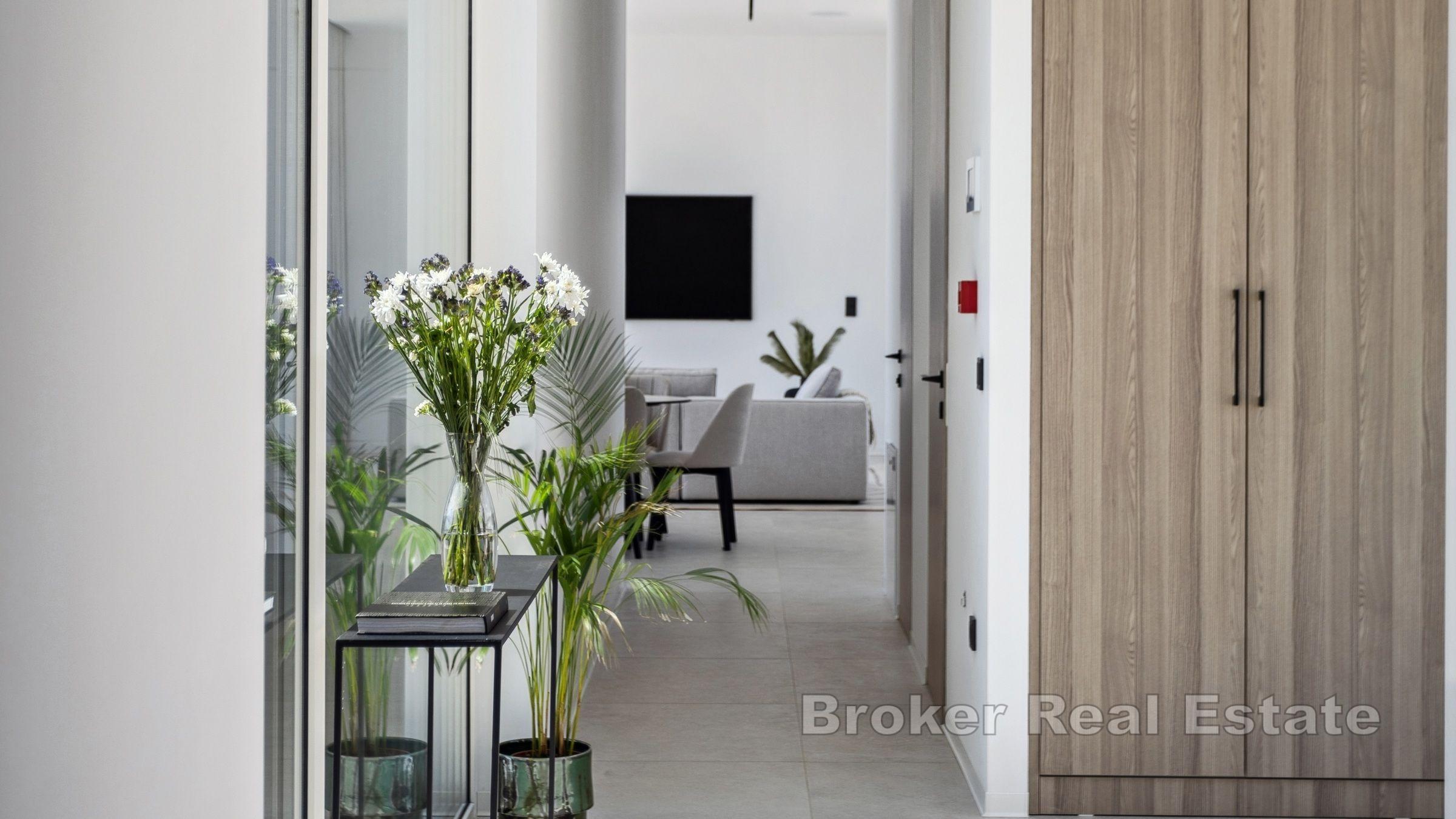 Moderní vila v letovisku s nekonečným bazénem v blízkosti moře