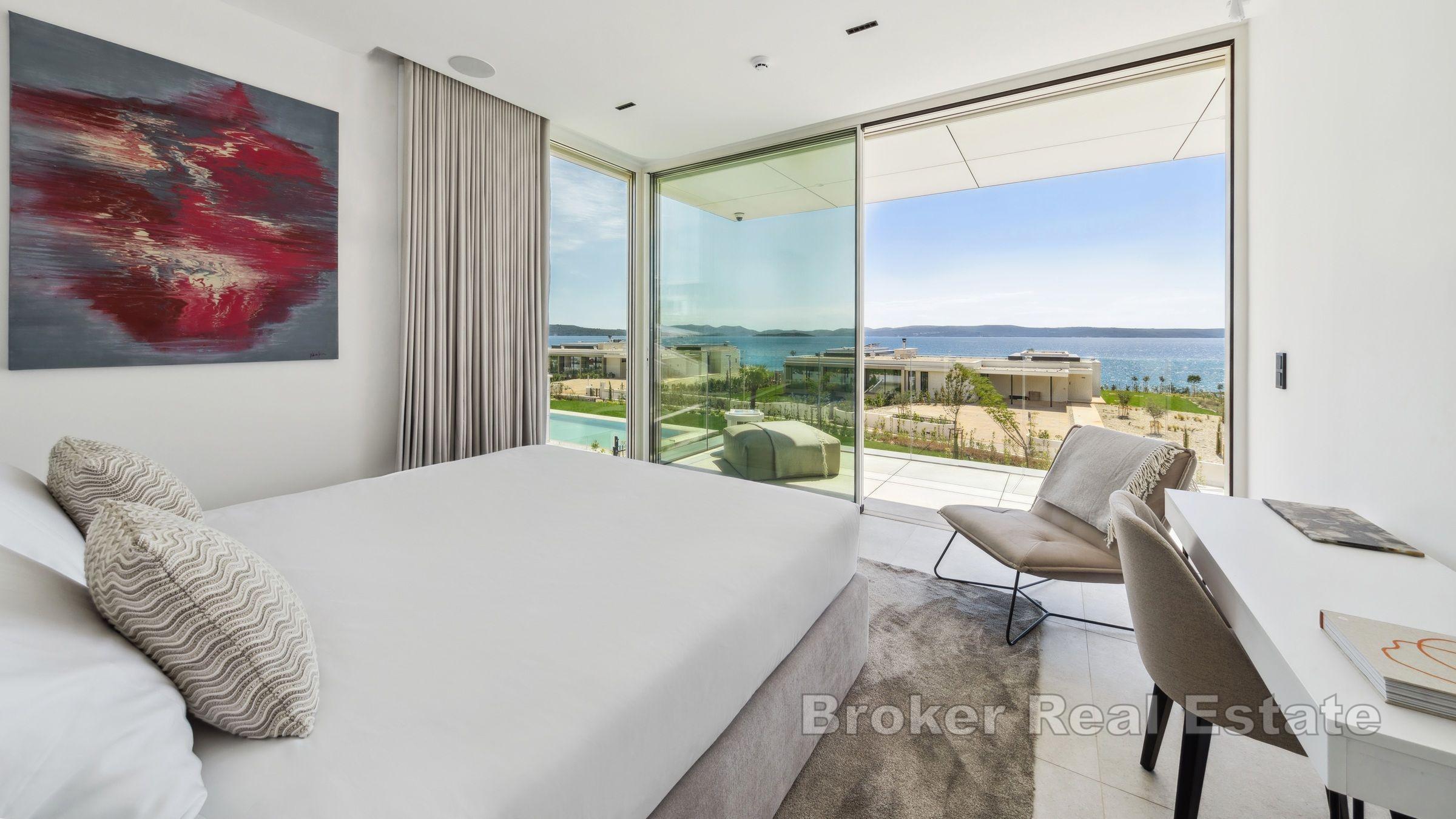 Moderne Villa in einem Resort mit Infinity-Pool in Meeresnähe