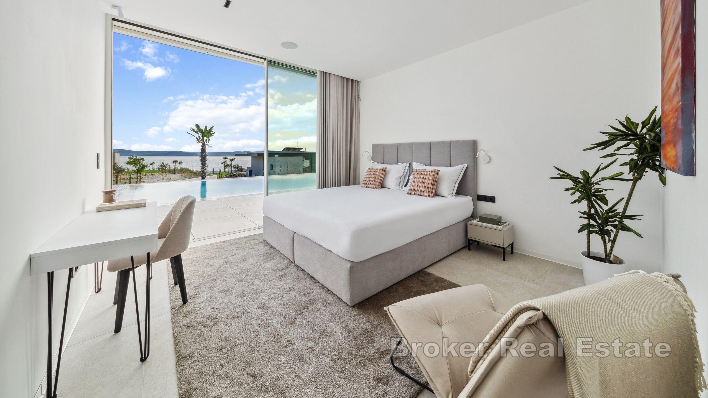 Moderní vila v letovisku s nekonečným bazénem v blízkosti moře