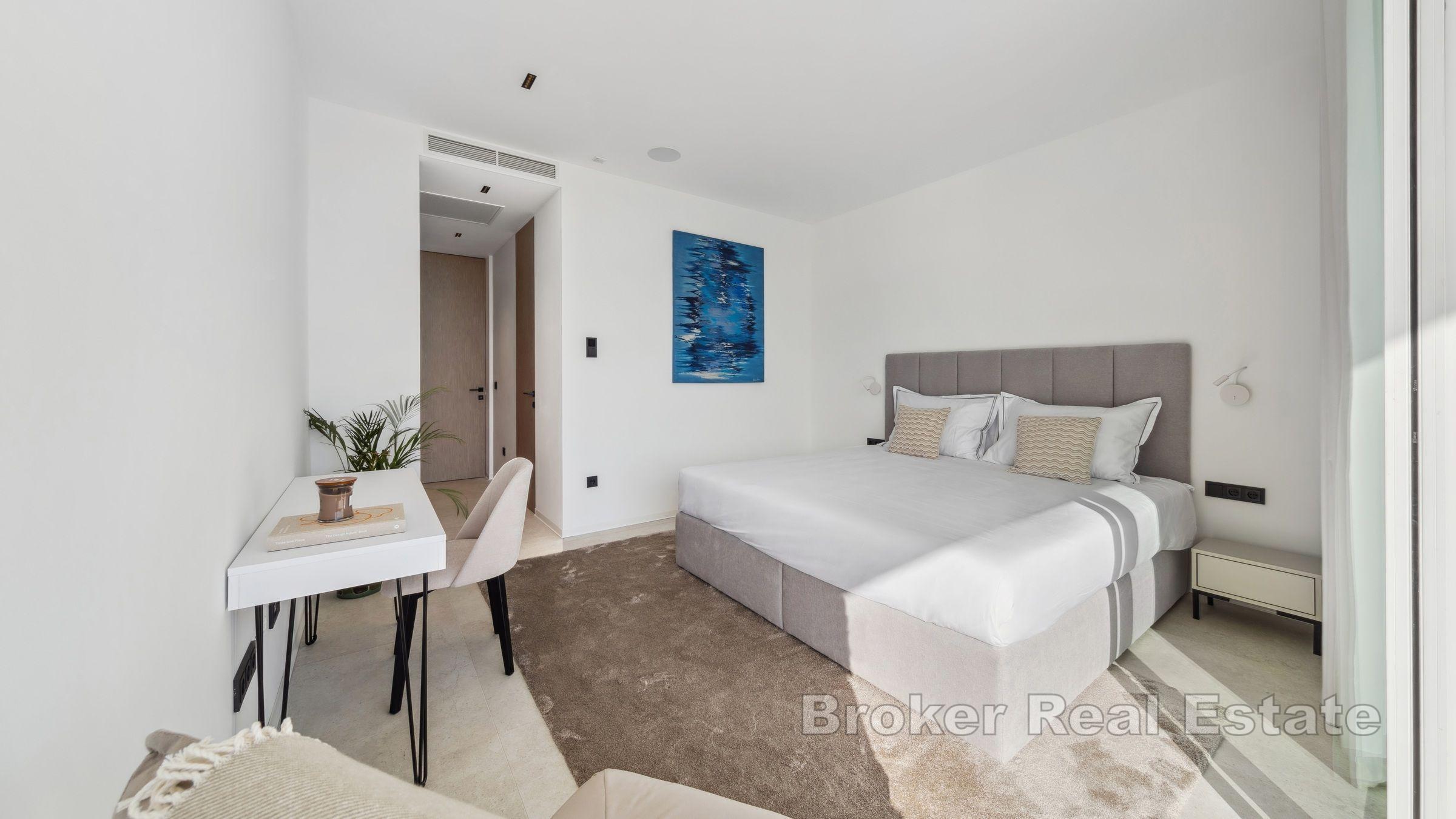 Moderní vila v letovisku s nekonečným bazénem v blízkosti moře