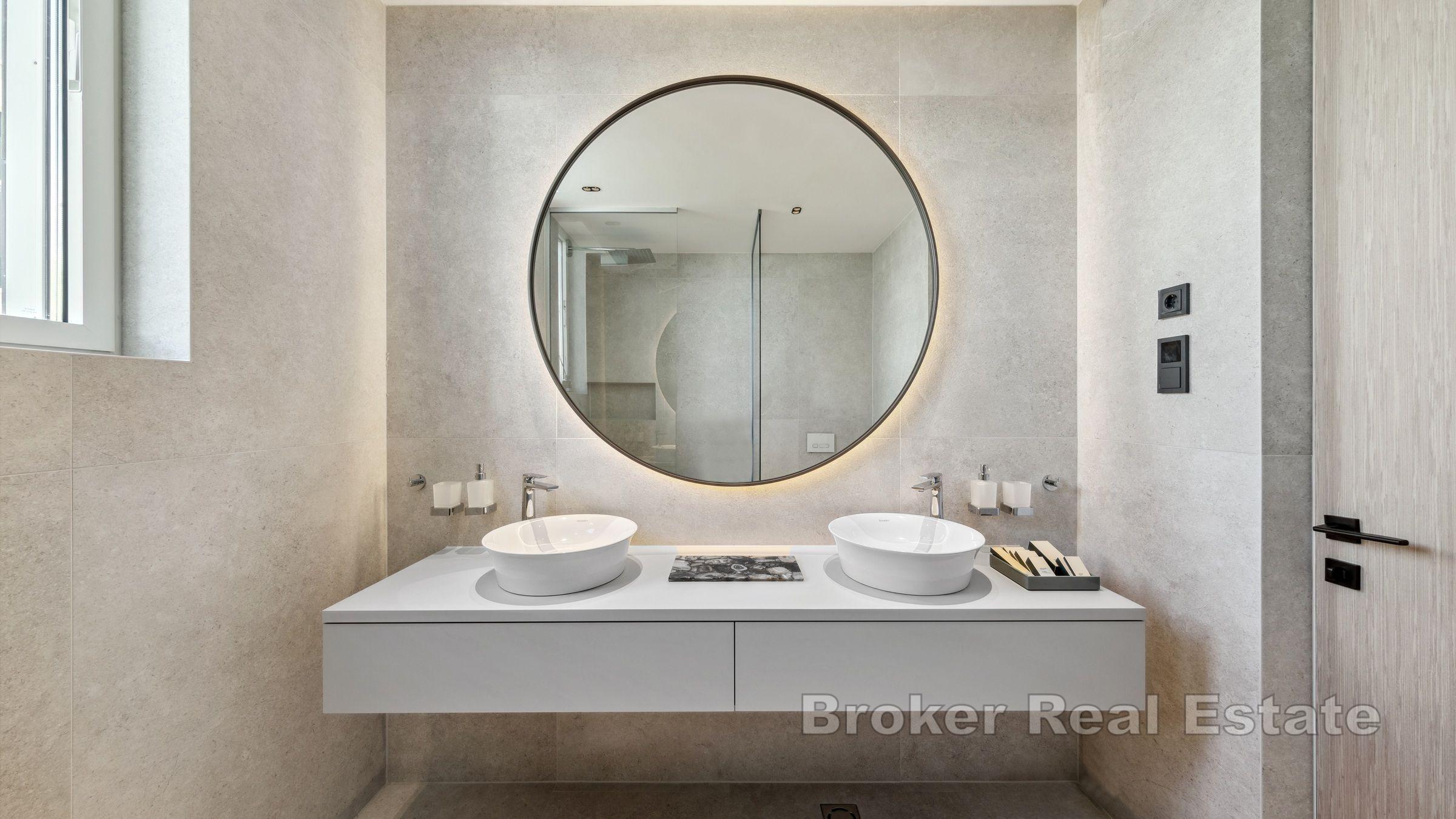 Moderní vila v letovisku s nekonečným bazénem v blízkosti moře