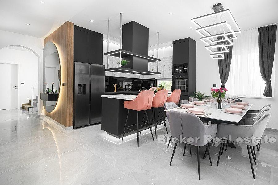 Sibenik - tre-etasjers hus med basseng