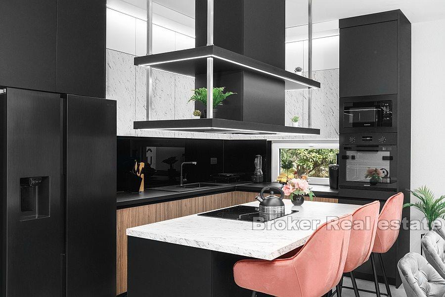 Sibenik - tre-etasjers hus med basseng