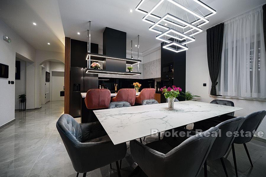 Sibenik - tre-etasjers hus med basseng