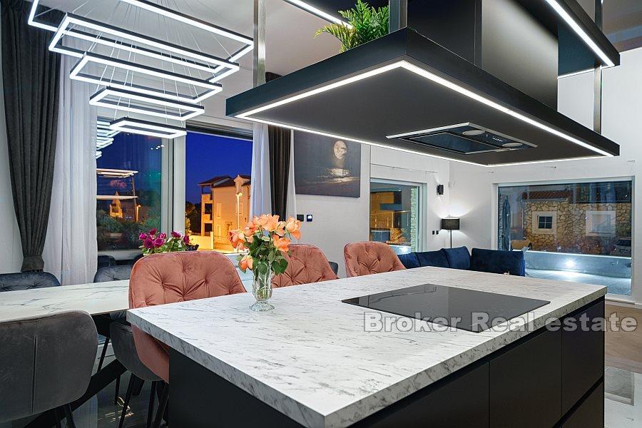 Sibenik - tre-etasjers hus med basseng