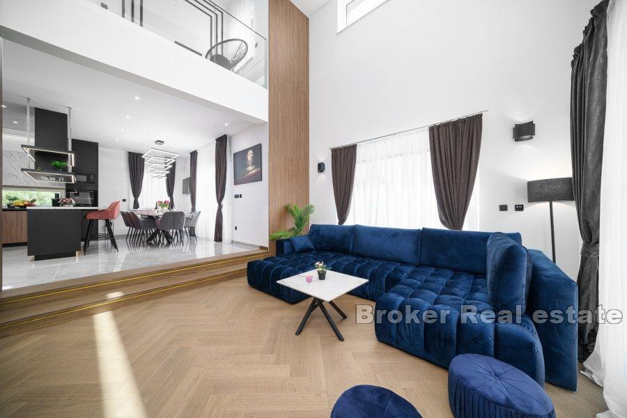 Sibenik - tre-etasjers hus med basseng