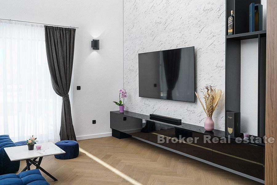 Sibenik - tre-etasjers hus med basseng