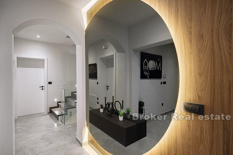 Sibenik - tre-etasjers hus med basseng