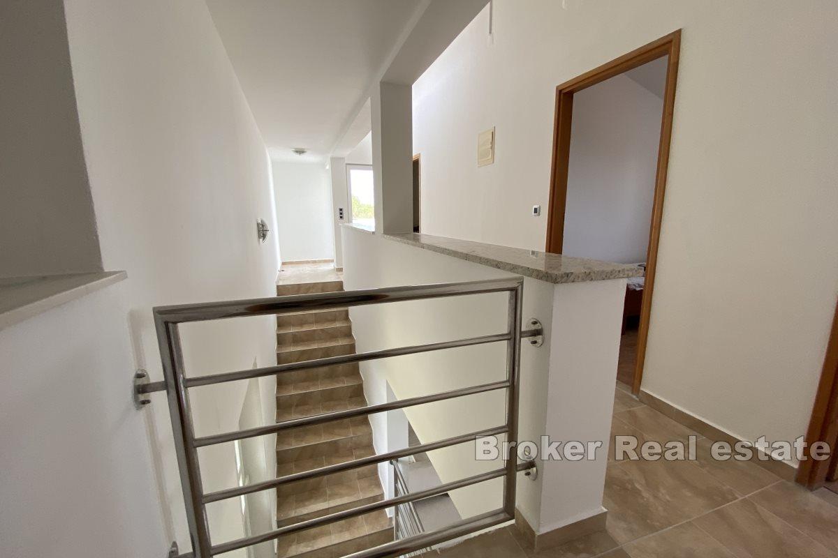 Eksklusivt hus i to etasjer ved siden av stranden