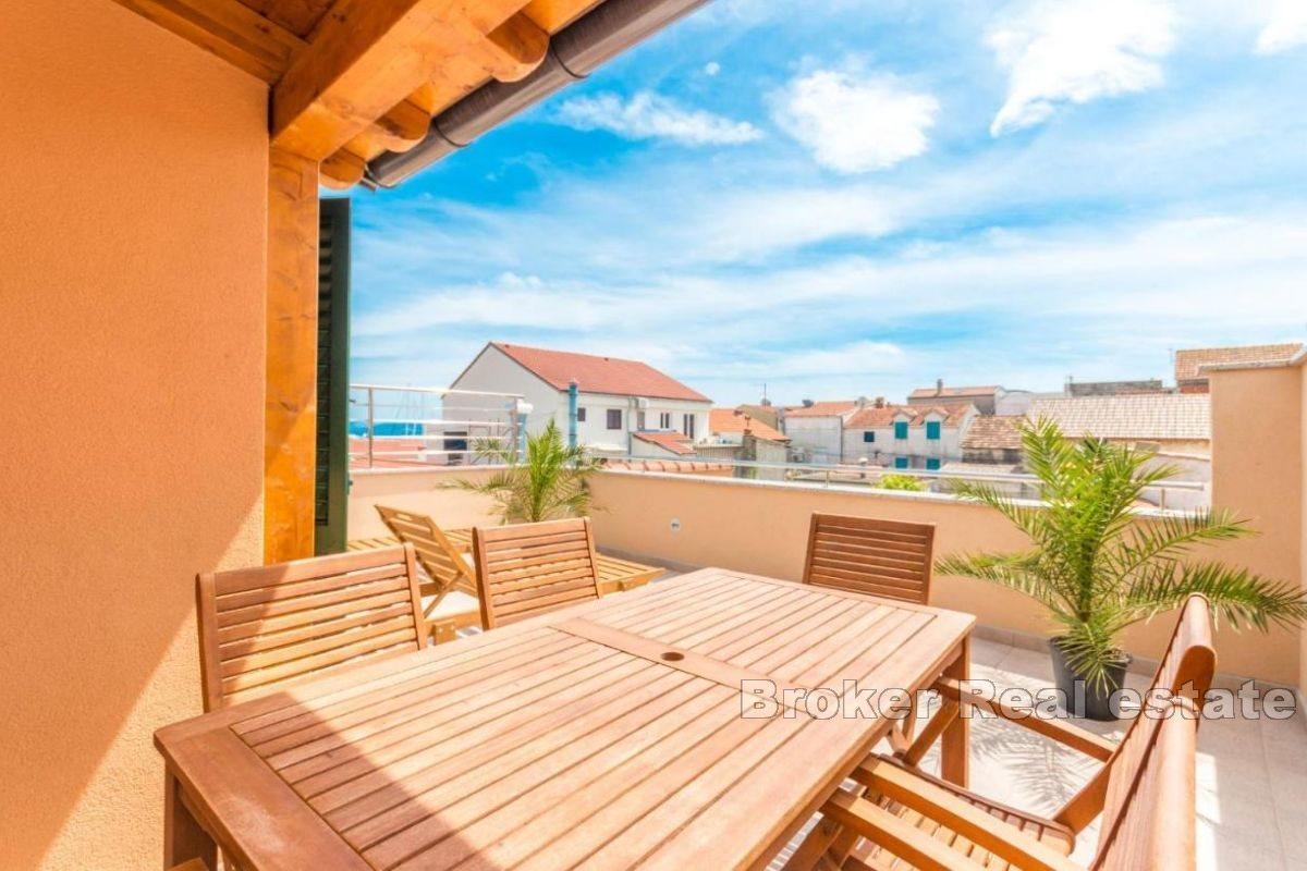 Apartment house with five apartments and sea view