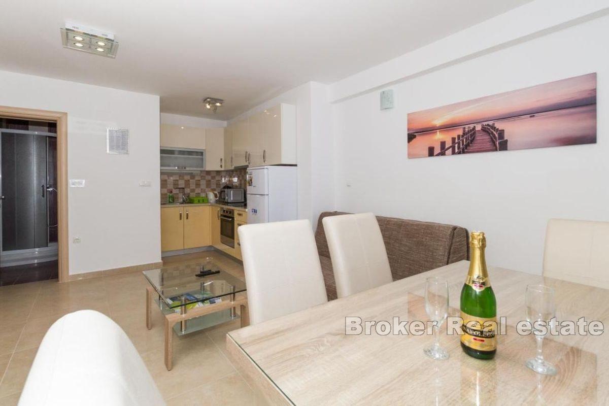 Apartment house with five apartments and sea view