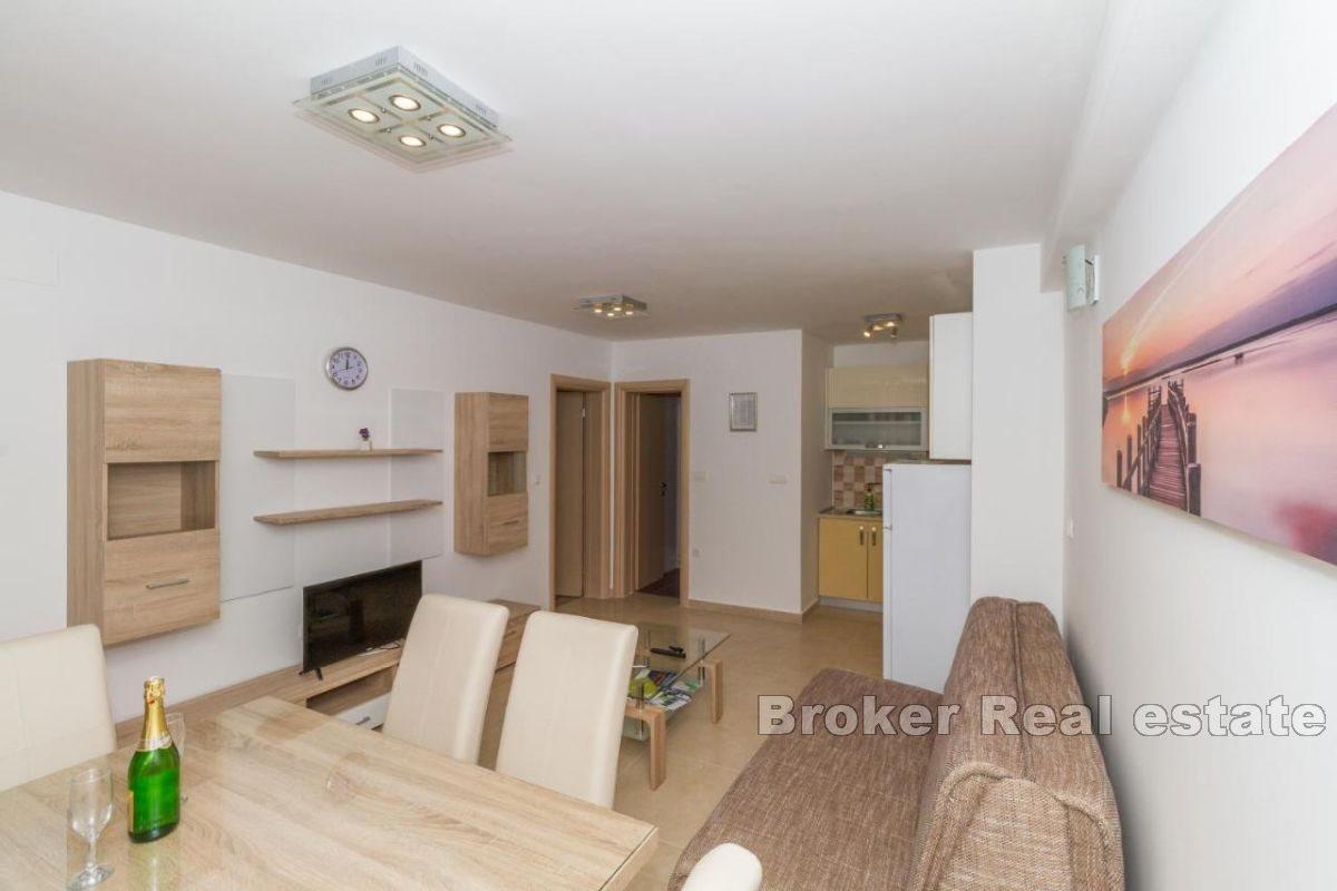 Apartment house with five apartments and sea view