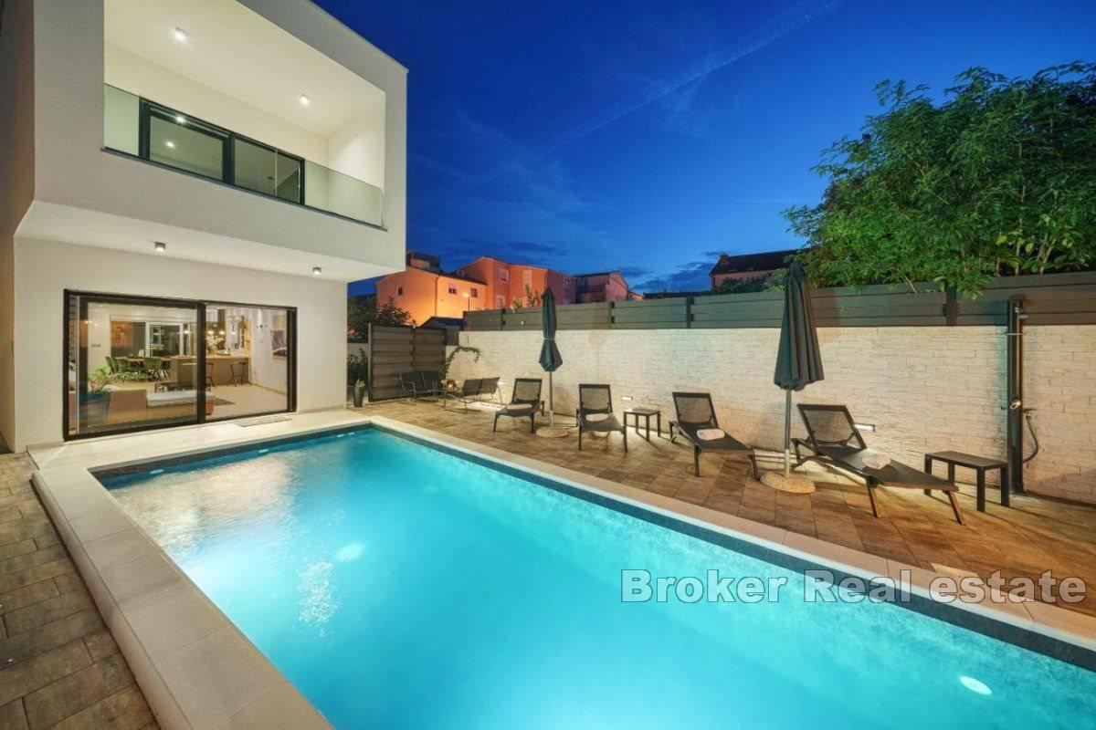 Dwupiętrowa willa z pięknym ogrodem i basenem