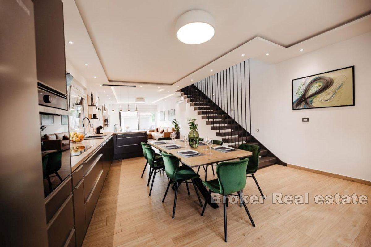 Dwupiętrowa willa z pięknym ogrodem i basenem