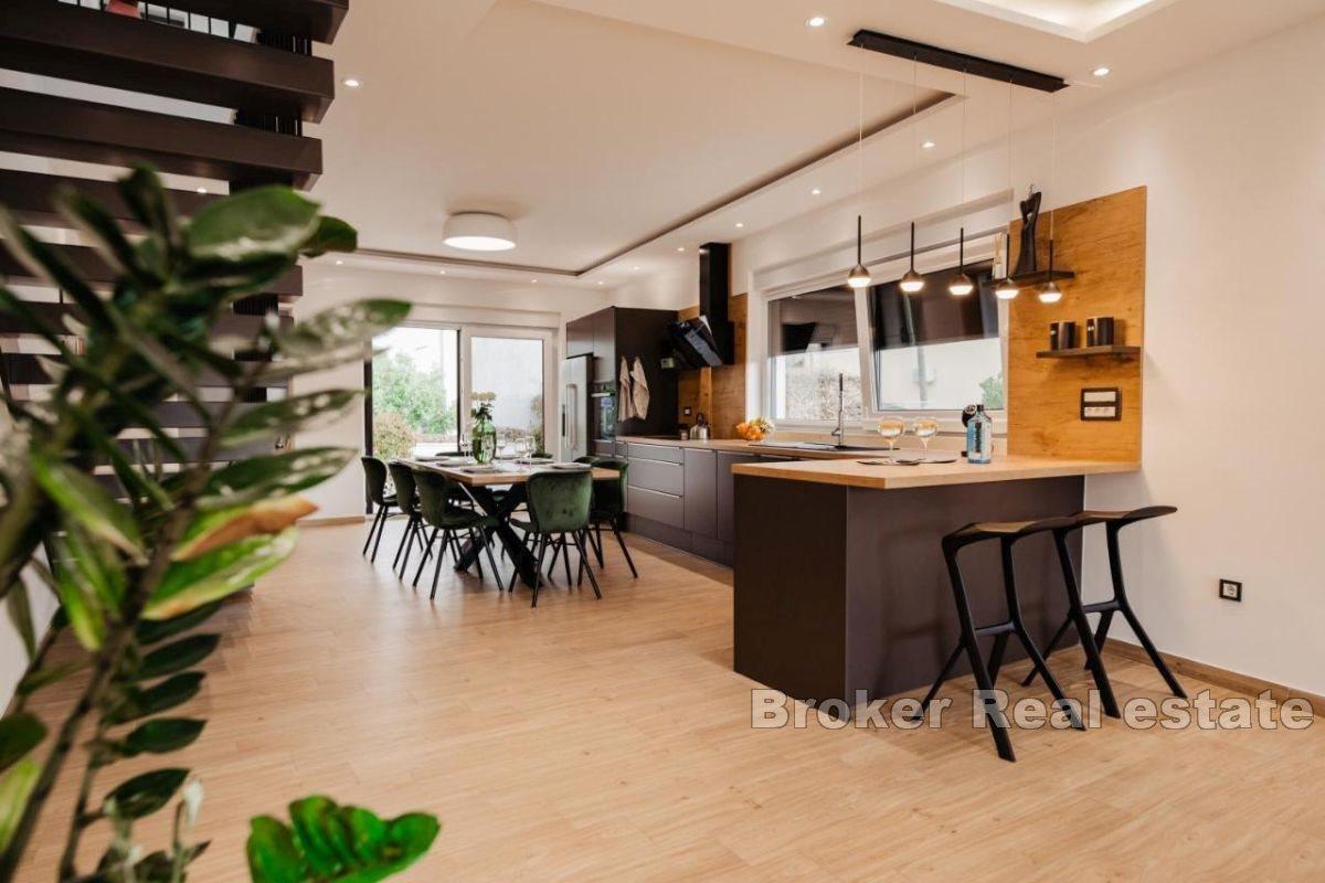 Dwupiętrowa willa z pięknym ogrodem i basenem