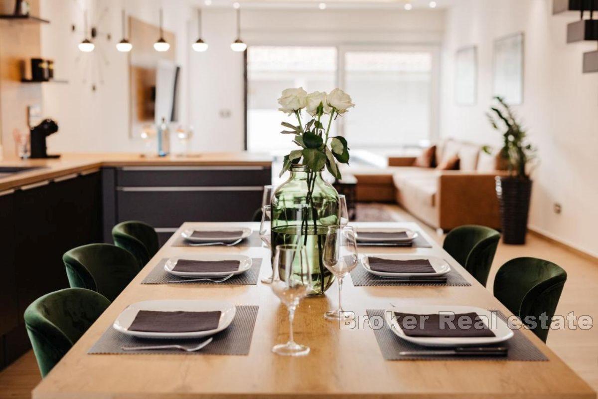 Dwupiętrowa willa z pięknym ogrodem i basenem