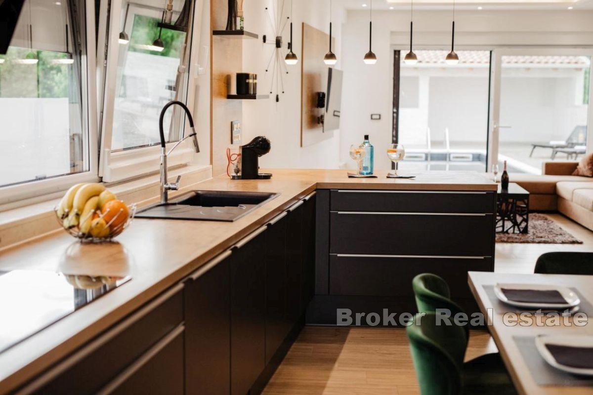 Dwupiętrowa willa z pięknym ogrodem i basenem