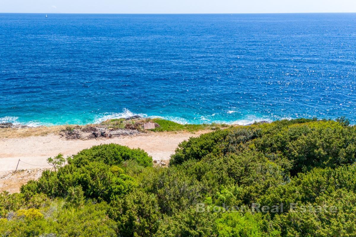 Building plot with a view, only 30m from the sea