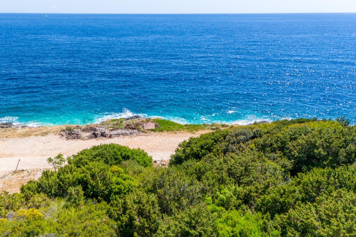 Baugrundstück mit Aussicht, nur 30m vom Meer entfernt