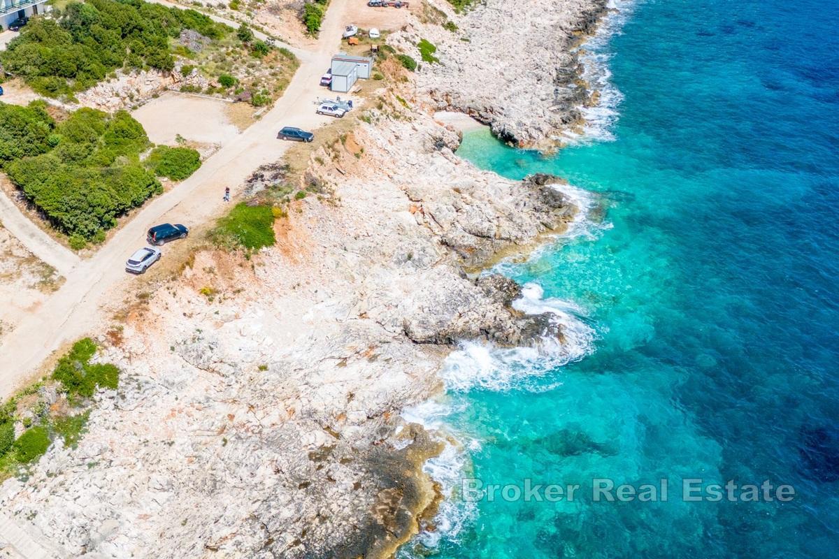 Building plot with a view, only 30m from the sea