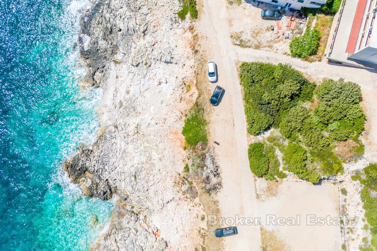 Building plot with a view, only 30m from the sea