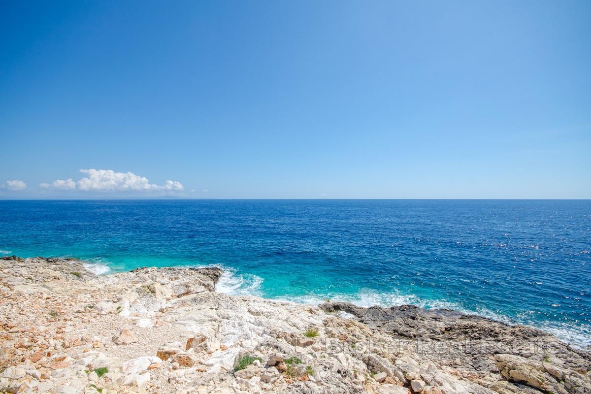 Building plot with a view, only 30m from the sea