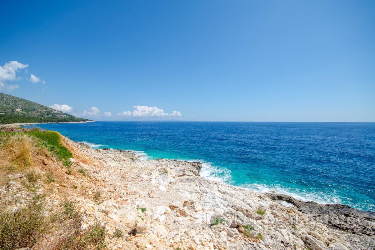Building plot with a view, only 30m from the sea