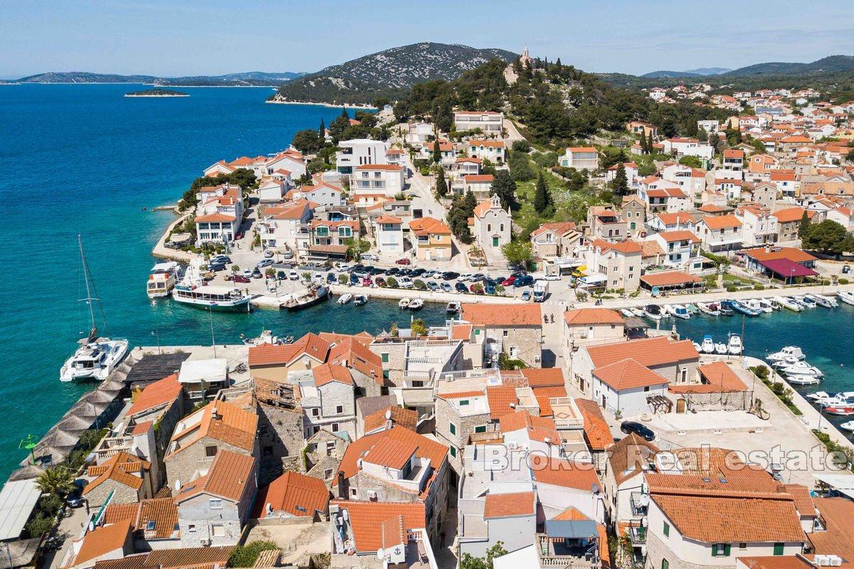 Maison mitoyenne avec toit terrasse et vue sur le port