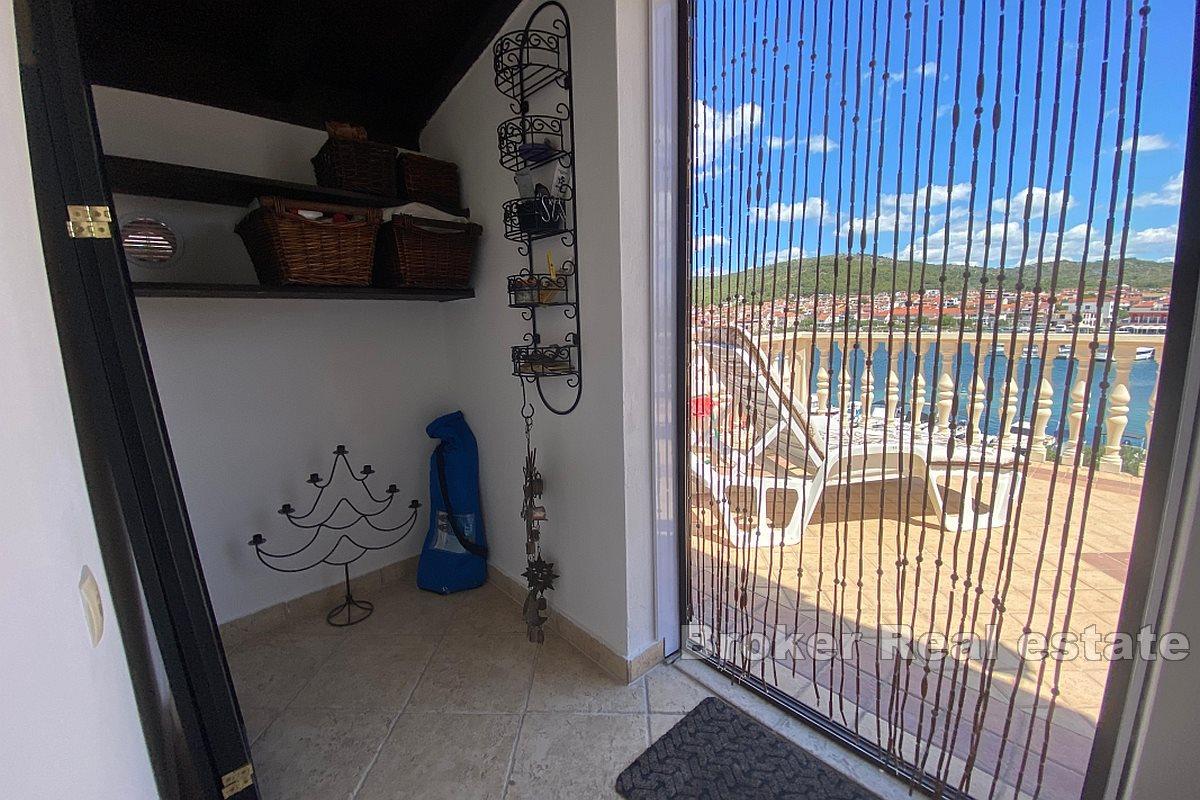 Maison mitoyenne avec toit terrasse et vue sur le port