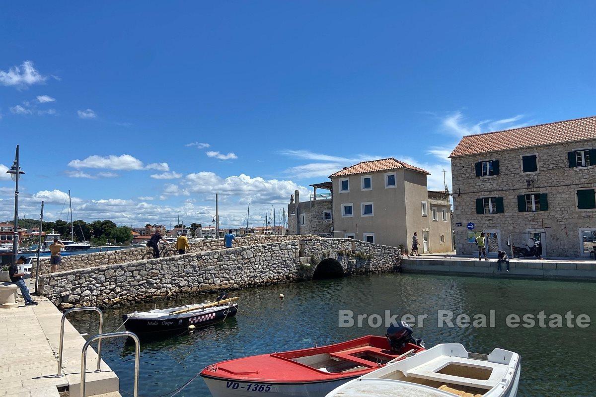 Semi-detached house with a roof terrace and a view of the harbor