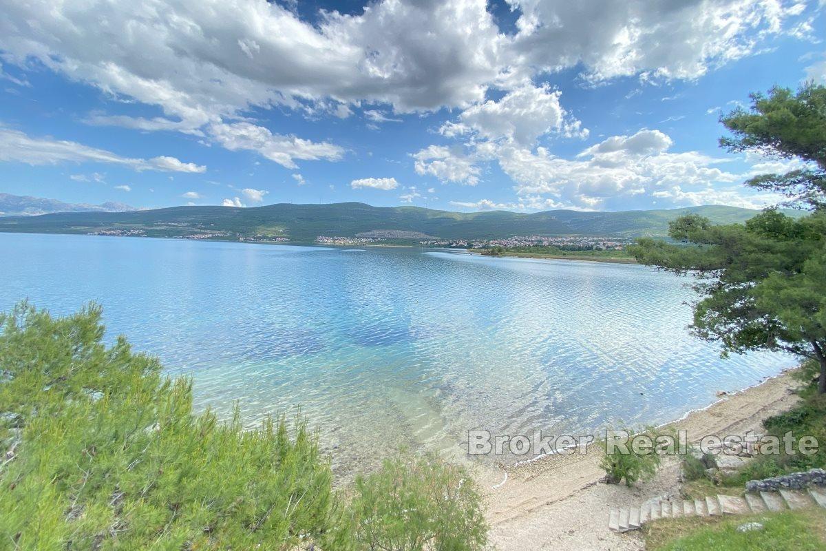 Maison sur trois étages avec vue dégagée, première rangée en bord de mer