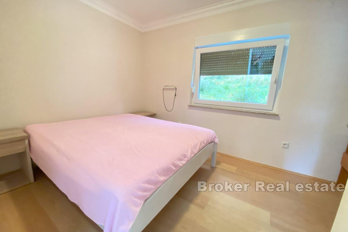 Maison sur trois étages avec vue dégagée, première rangée en bord de mer