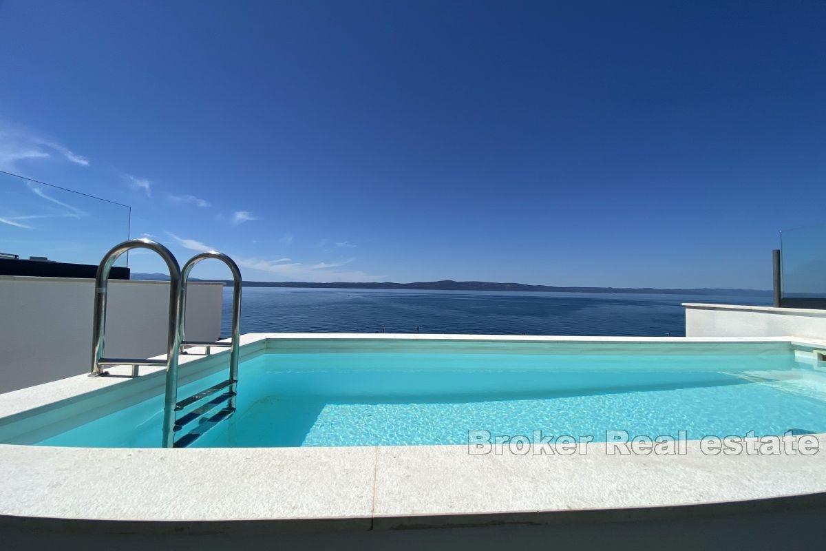 Villa avec piscine dans un endroit fantastique, juste à côté du front de mer