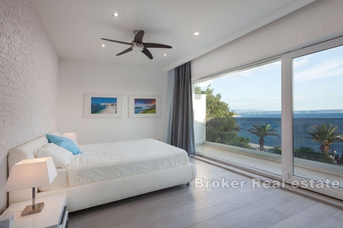 Villa avec piscine dans un endroit fantastique, juste à côté du front de mer