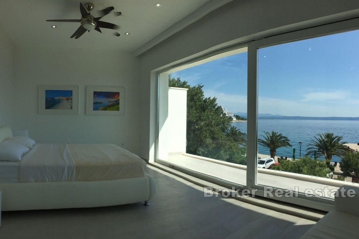 Villa avec piscine dans un endroit fantastique, juste à côté du front de mer