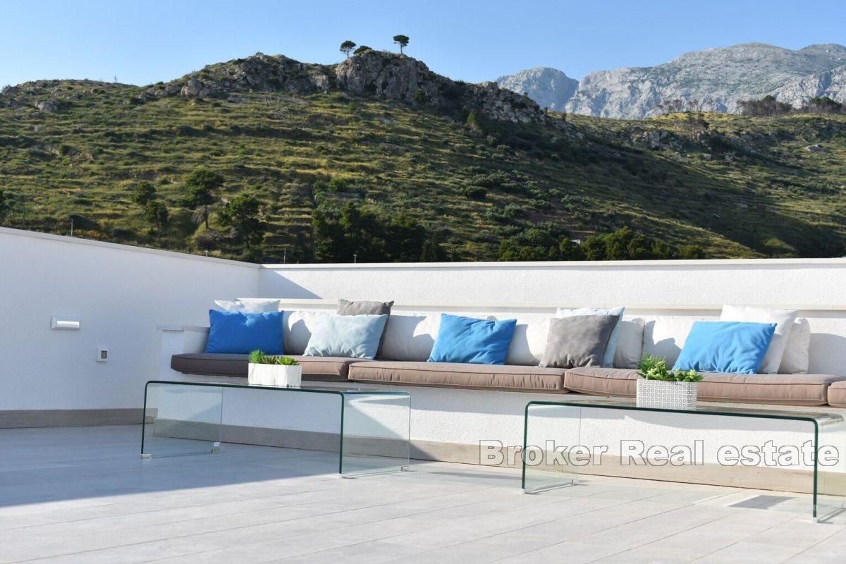 Villa avec piscine dans un endroit fantastique, juste à côté du front de mer