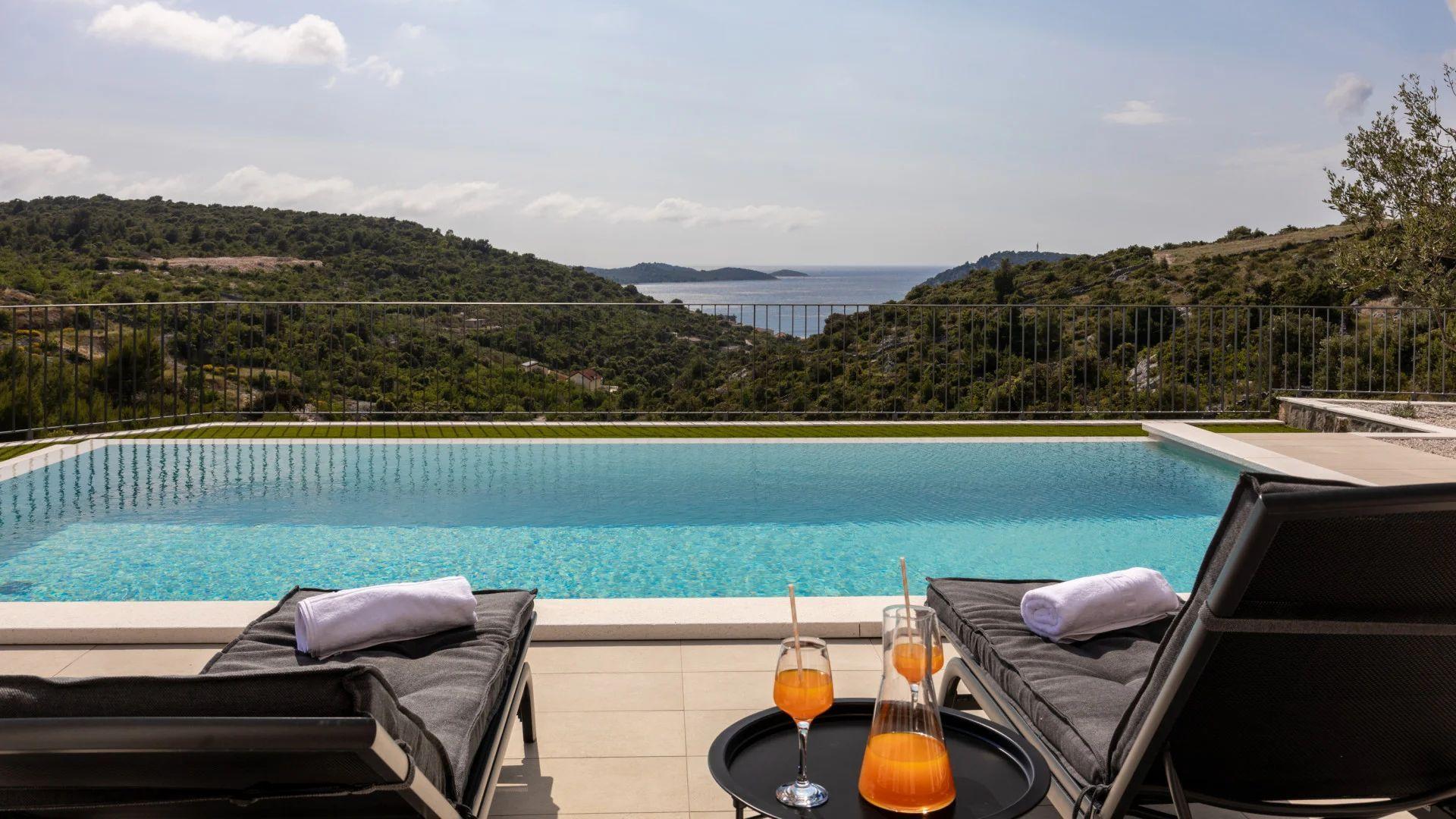 Villa isolata con vista mare e piscina