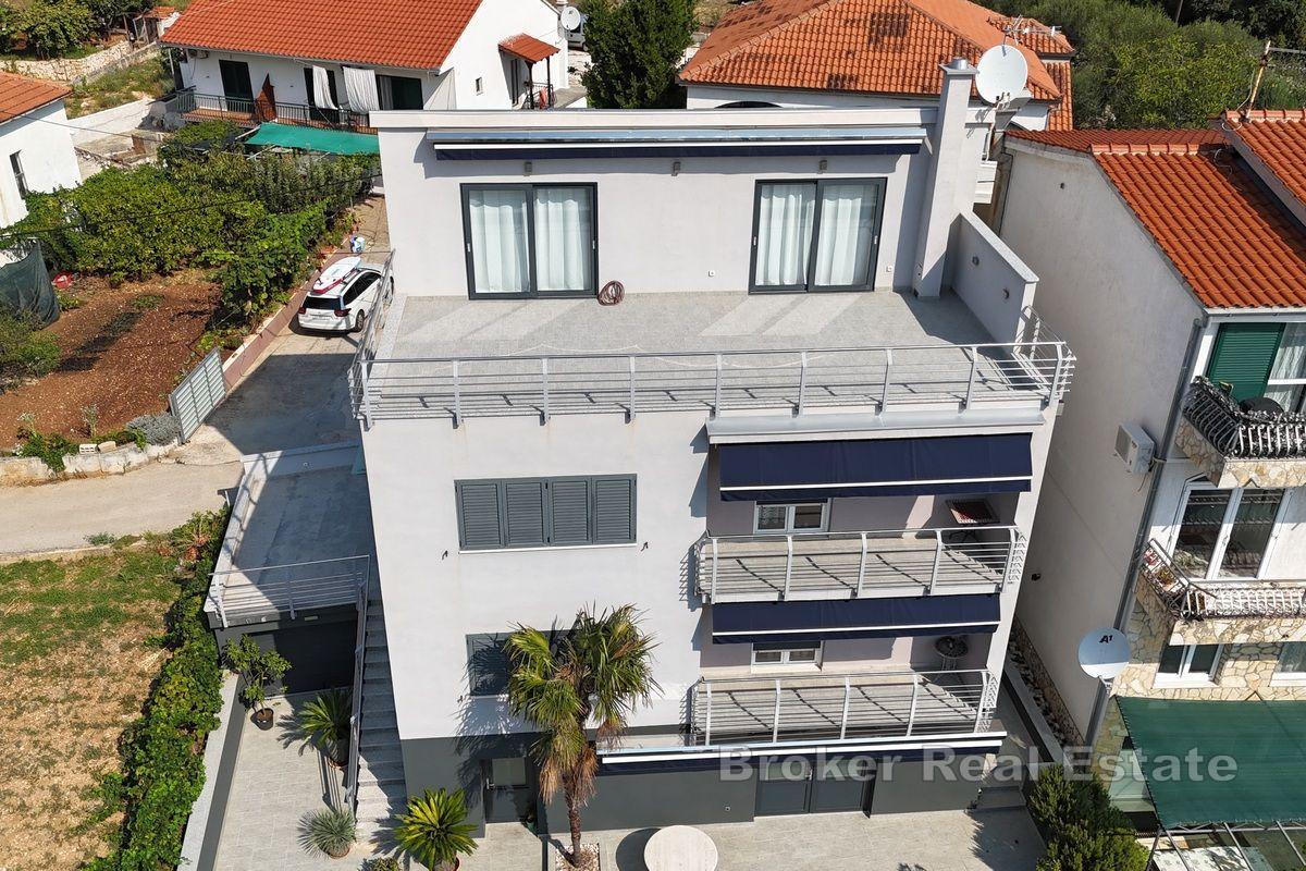 Dom z trzema apartamentami, pierwszy rząd do morza