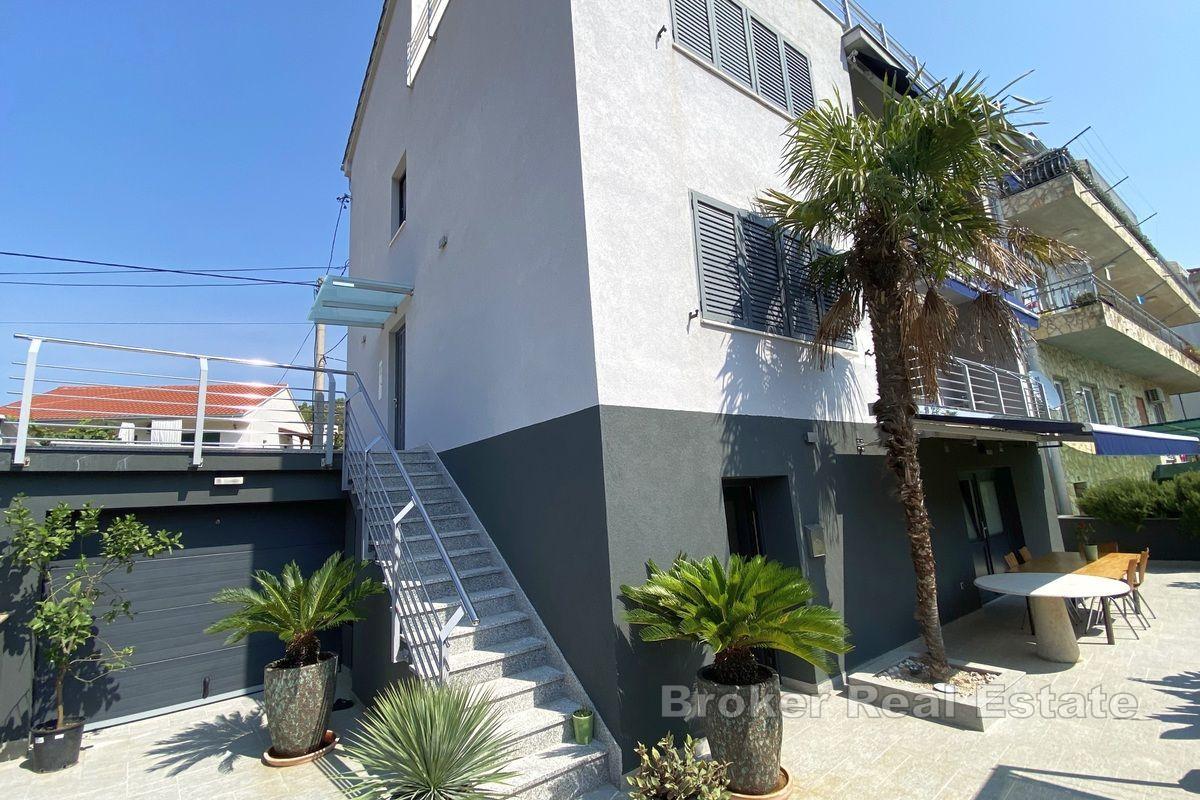 Dom z trzema apartamentami, pierwszy rząd do morza