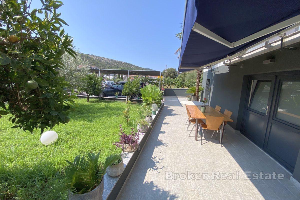 Dom z trzema apartamentami, pierwszy rząd do morza