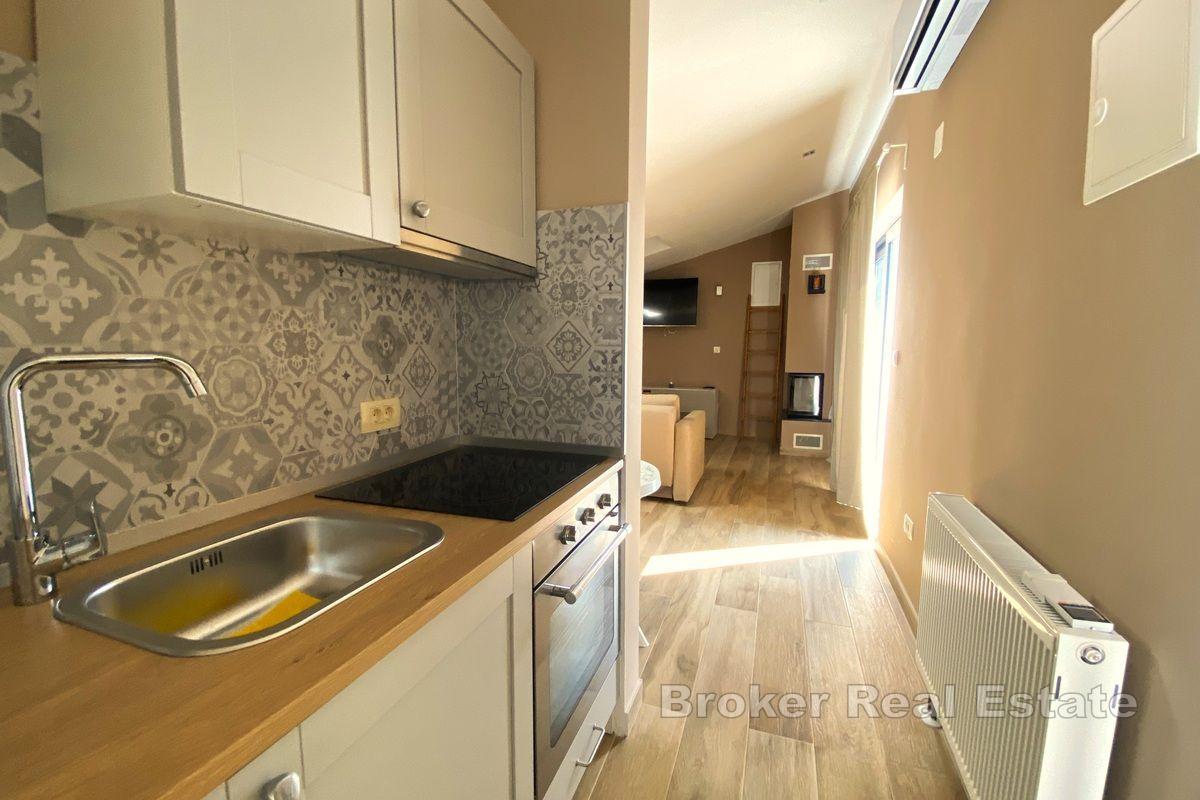 Dom z trzema apartamentami, pierwszy rząd do morza