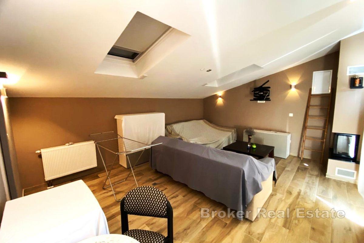 Dom z trzema apartamentami, pierwszy rząd do morza