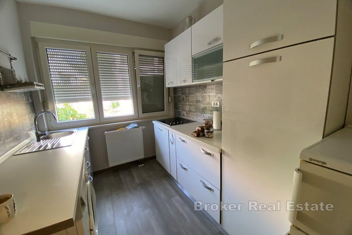 Dom z trzema apartamentami, pierwszy rząd do morza