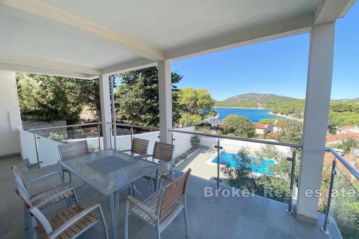 Detached house with a pool on peaceful location