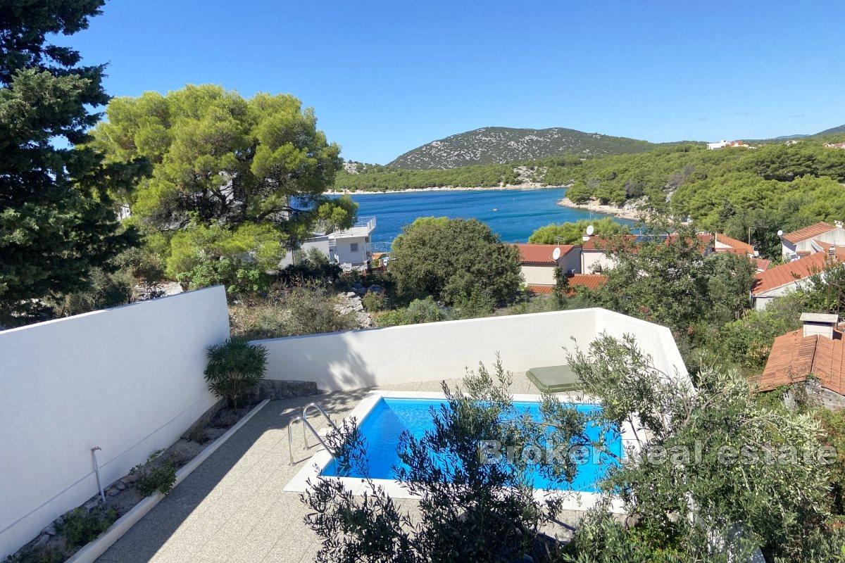 Detached house with a pool on peaceful location