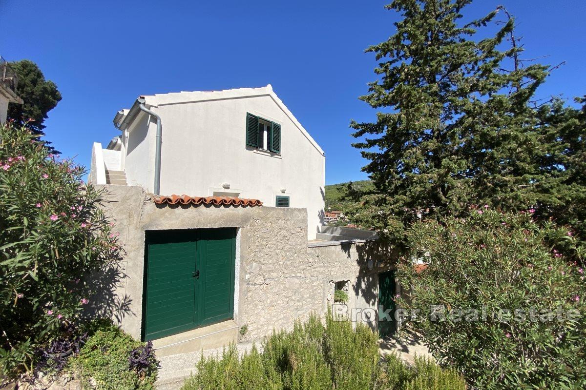 Detached house with a pool on peaceful location