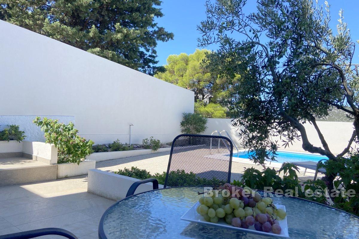 Detached house with a pool on peaceful location